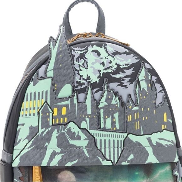 🪄🪄 Loungefly Harry Potter Glow in the Dark Battle of Hogwarts Lenticular - Picture 4 of 9